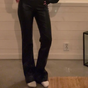 Svarta skinnbyxor - Snygga svarta skinnbyxor från Only med hög midja och bootcut-stil. Använda endast ett fåtal gånger 💕Storlek XXS/32