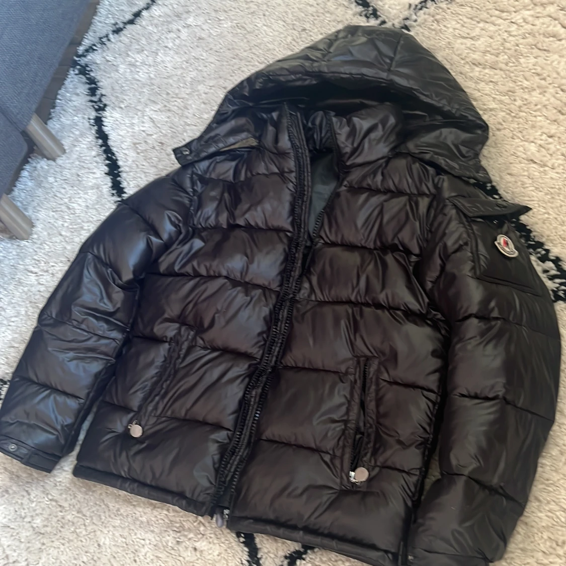 Svart dunjacka med huva - 1