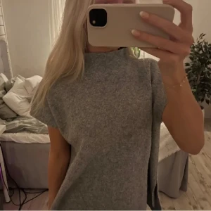 polo stickad t shirt - första bilden är lånad från förra ägaren! super fin tröja i bra skick. tyvärr för stor vilket gjort att den inte kommer till användning💕skulle säga att den är en S-L. pm för fler frågor