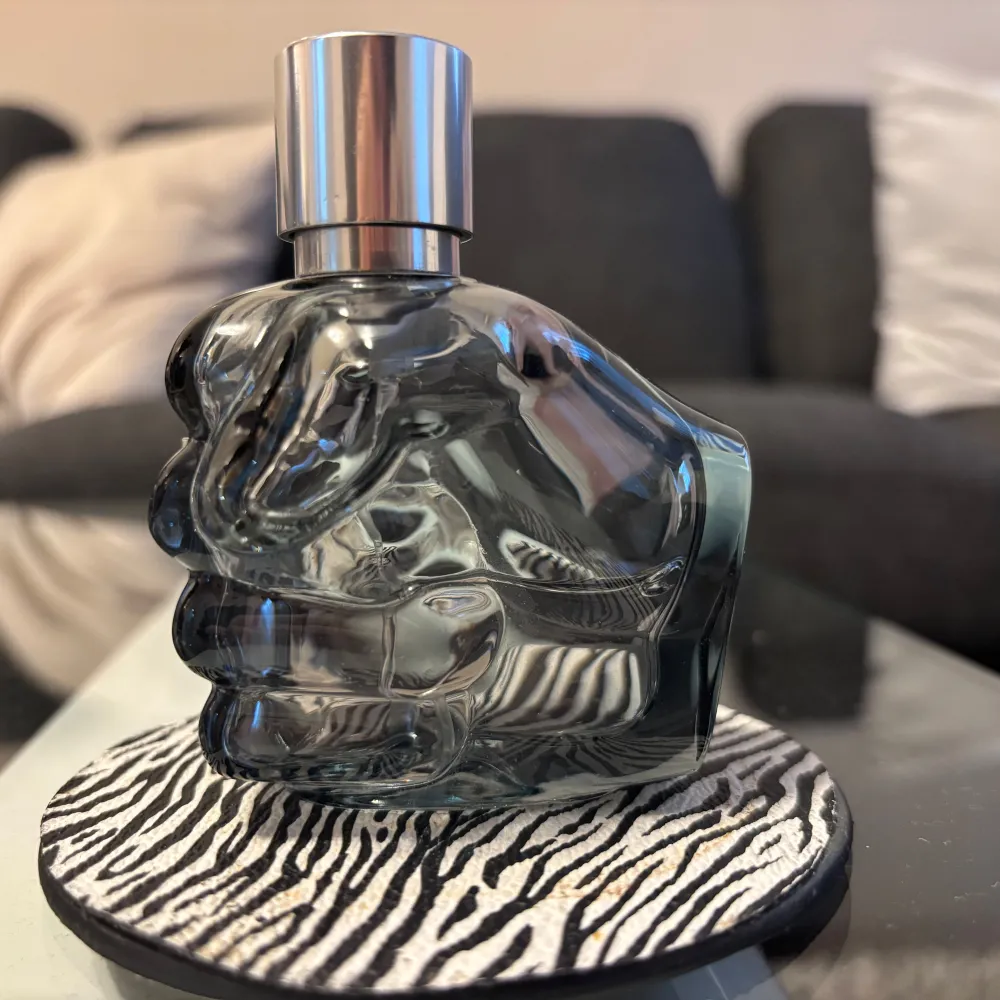 Säljer denna diesel flaska då jag inte använder den längre. Den har en fräsch doft och den är unik du kommer hundra procent få komplimanger. Flaskan är 50 ml men de finns ungefär 30 ml kvar!!! . Perfume.