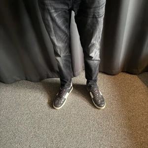 Svarta jeans från Replay - Snygga svarta Replay Anbass jeans i slim fit. De har en klassisk femficksdesign och en diskret tvättad look. Perfekta för en stilren och modern outfit. Modellen 185cm, bara att skriva vid funderingar.