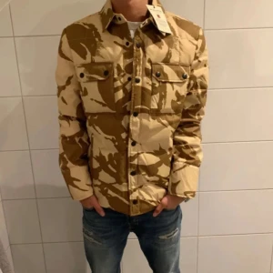 Woolrich jacka, (HELT NY) - Säljer nu min sjukt snygga och unika woolrich jacka. Som enbart är testad och därför i nyskick. Jackan är i storlek S och är i sjukt skönt material. Denna modell tillverkas inte längre och går knappt att få tag i. Nypris är ungefär 5000 och jag säljer för endast 1199, först till kvarn! Har du mer frågor är det bara att höra av dig/Olle.