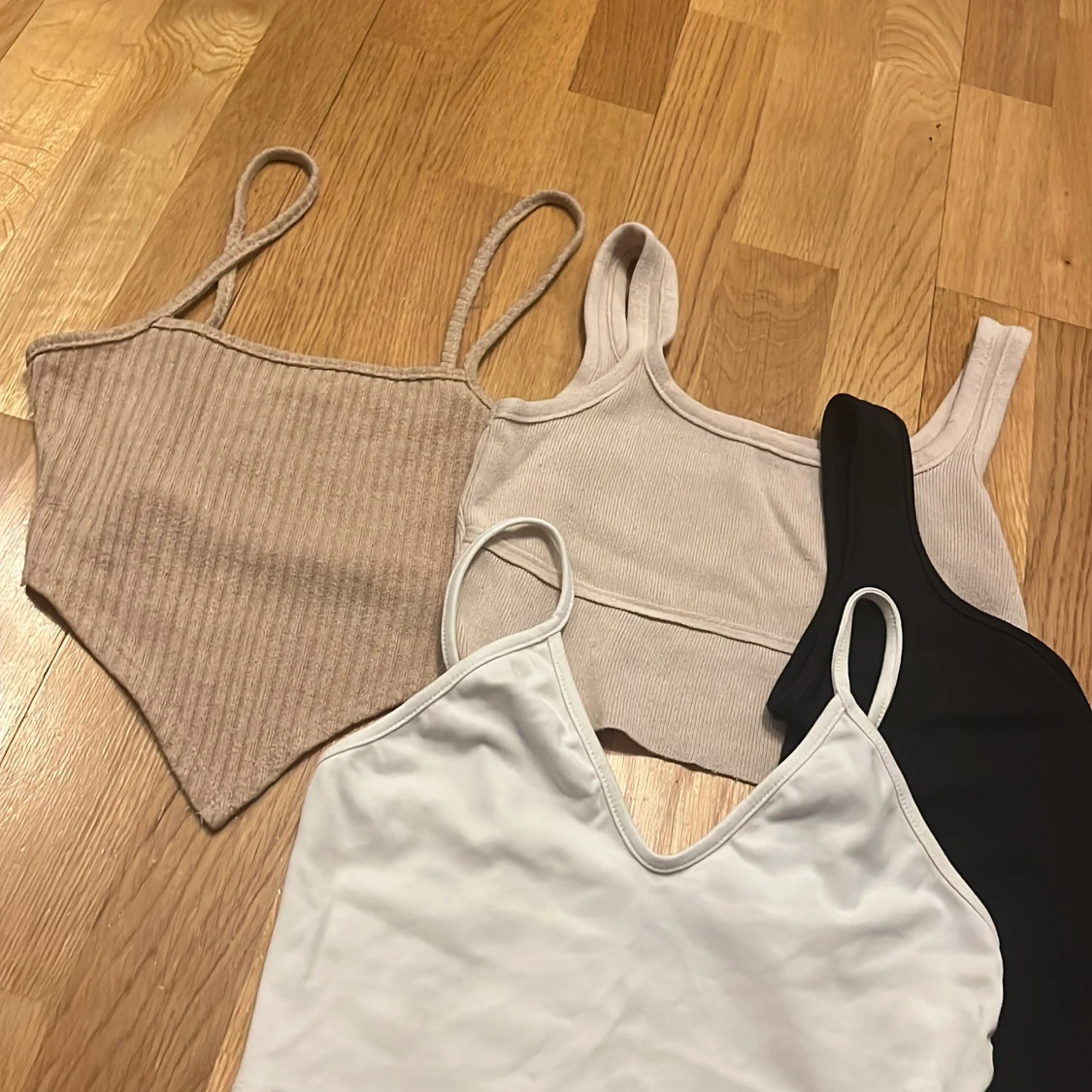 Fyra olika toppar i olika färger - 3