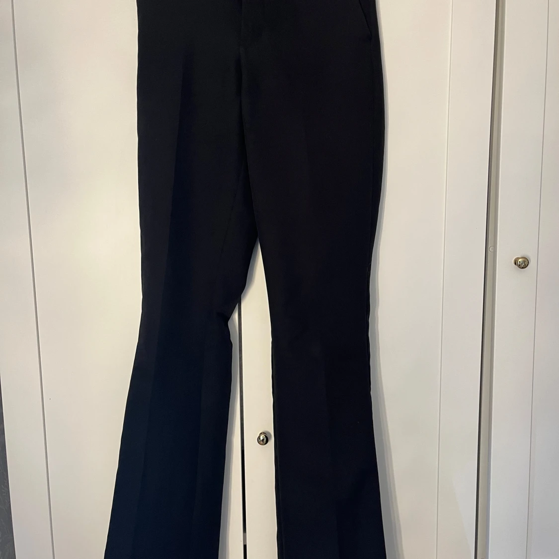 Svarta kostymbyxor från BikBok