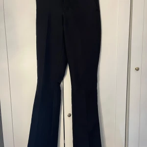 Svarta kostymbyxor från BikBok - Snygga svarta kostymbyxor från BikBok. Byxorna är bootcut och ganska högmidjade. Jag har sprättat upp byxorna längst ner!    Skriv privat ifall ni vill veta något mer eller ha fler bilder. Kan mötas upp i Varberg. 
