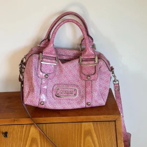 Rosa väska från Guess - Köpt här på plick men säljer då den inte kommer till användning💕(Lånad bild)