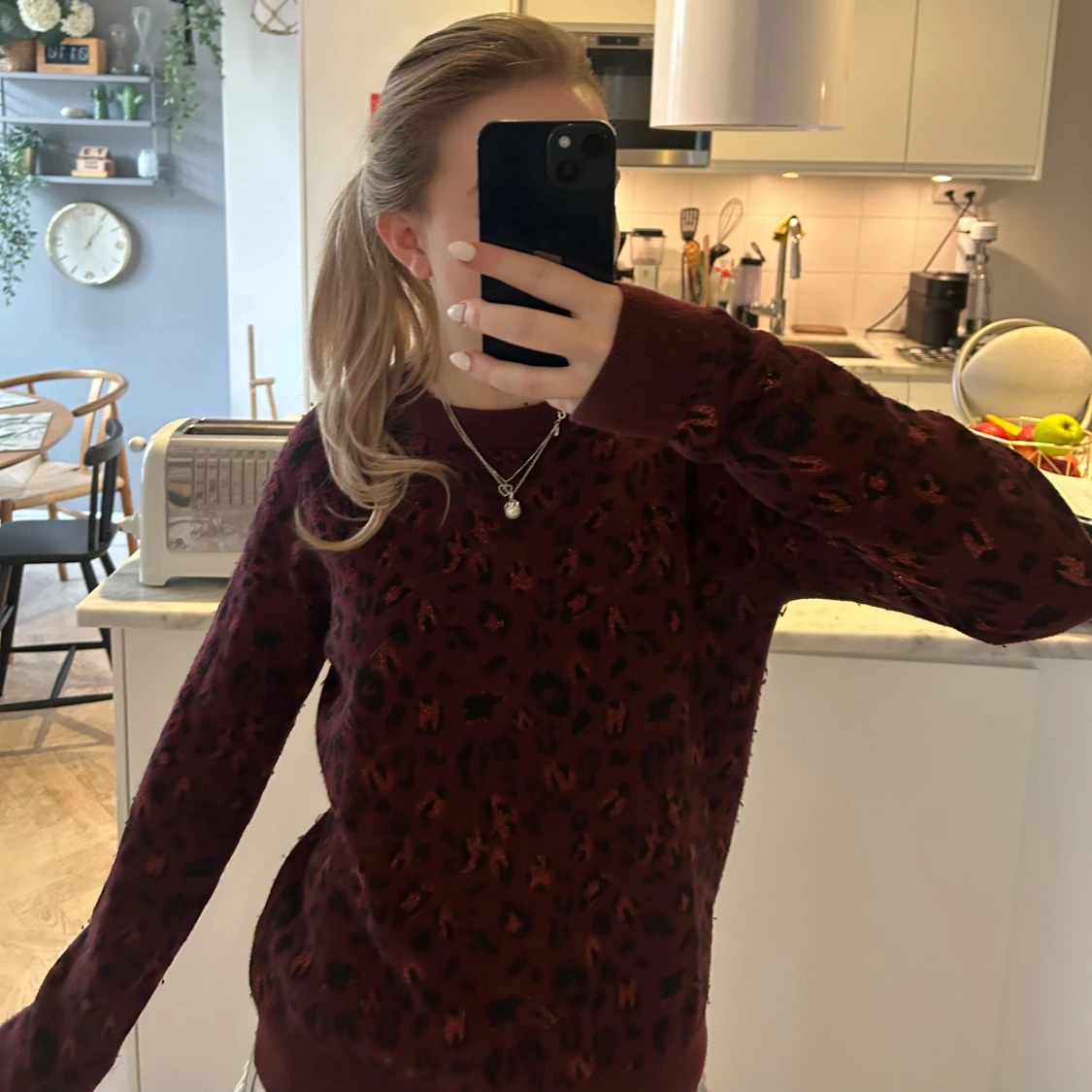 Vinröd leopardmönstrad tröja från & Other Stories - 1