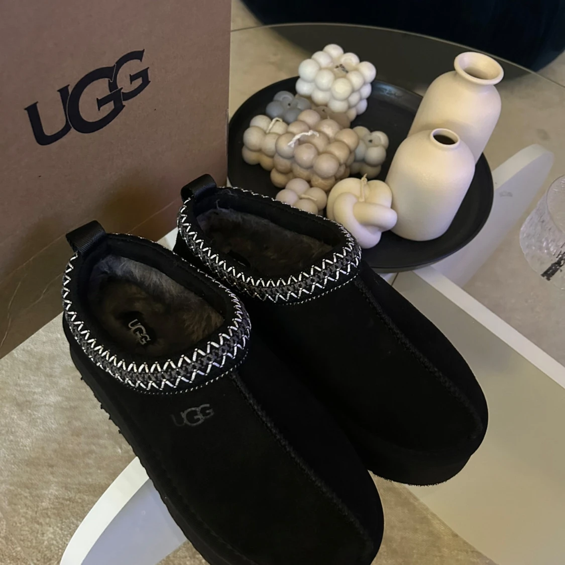 Svarta tofflor från UGG