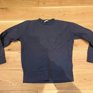 Mörkblå tröja från Selected Homme - Säljer en stilren mörkblå tröja från Selected Homme i storlek L. Tröjan har en klassisk design med rund hals och långa ärmar, perfekt för en avslappnad look. Tillverkad i ett mjukt material som ger en bekväm passform.