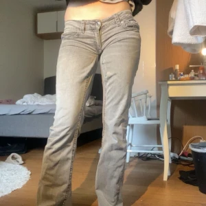 Lågmidjade jeans  - Snygga grå jeans från Gina Tricot med en bootcut-stil. Jag har sytt om dem till super low waist. Jeansen har knappficka.
