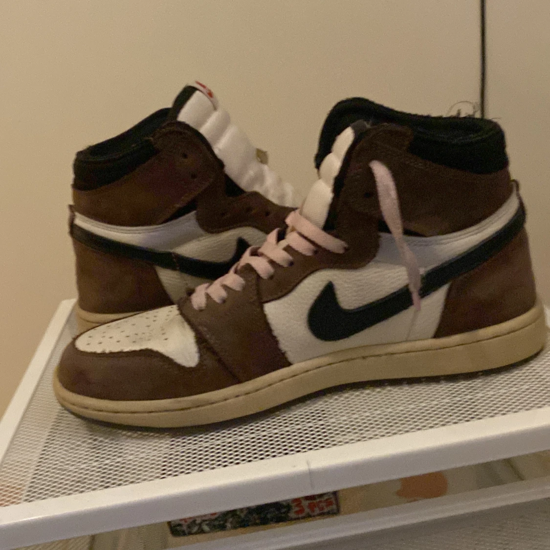 Nike Air Jordans i brunt och vitt - 1