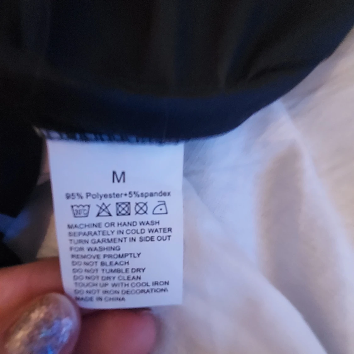 Svart och vit t-shirt med ansiktsmotiv - 2