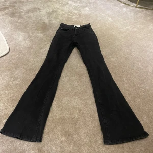 Svarta bootcut jeans - Snygga svarta bootcut jeans! De är stretchiga och är i storlek 34❤️
