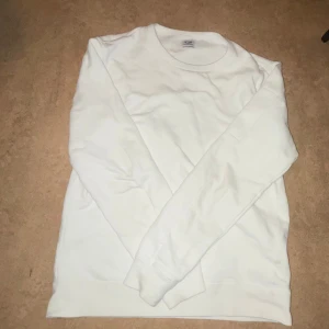 Off-white tröja från C.P. Company - Snygg off-white tröja från Cp company med en lins på sidan av ärmen. Perfekt för en avslappnad look. Skick 9/10. Skriv vid minsta fundering.