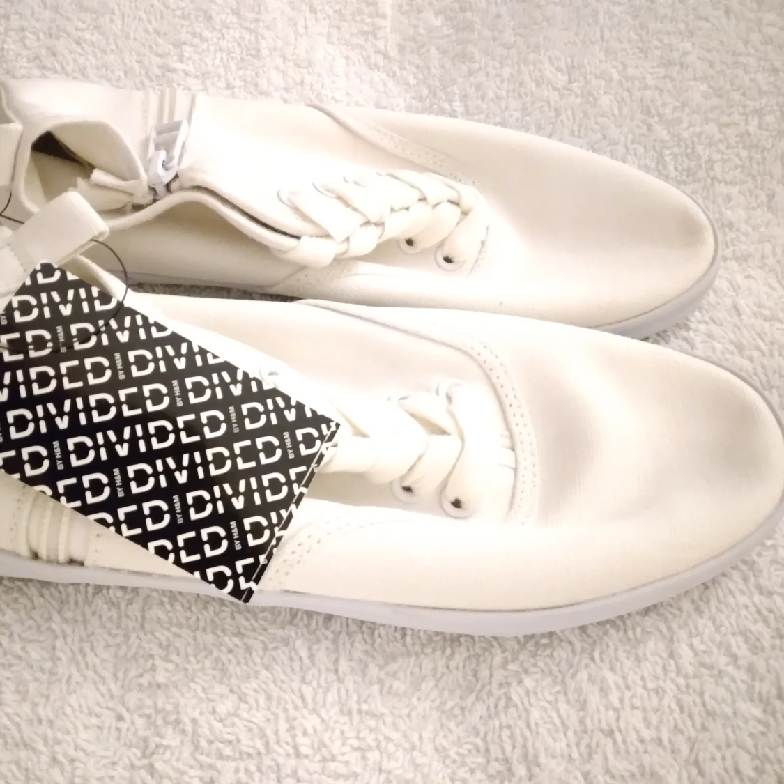 HELT NYA & OANVÄNDA höga sneakers från Divided / H&M, vit / vita, 36. - 2