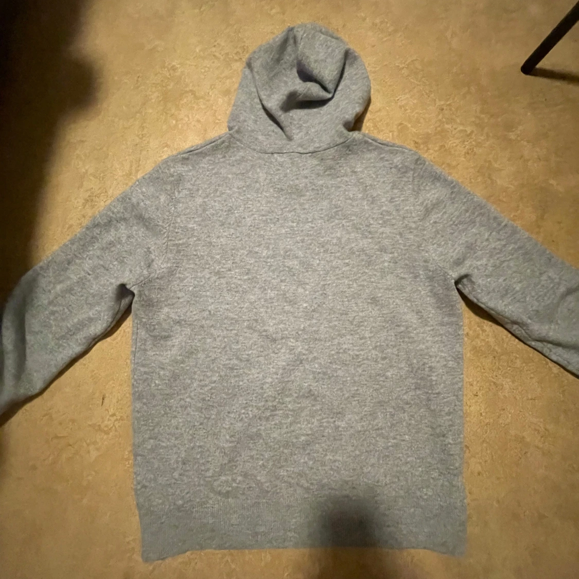 Grå kashmir hoodie från Sayless - 1