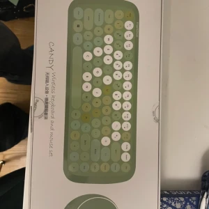 Grönt trådlöst tangentbord och musset - Säljer ett stilrent trådlöst tangentbord och musset från Mofii i en härlig grön färg. Tangentbordet har runda tangenter i olika pastellfärger och en retro design. Perfekt för att ge skrivbordet en färgglad touch. Musen är ergonomiskt utformad och matchar tangentbordet i färg.