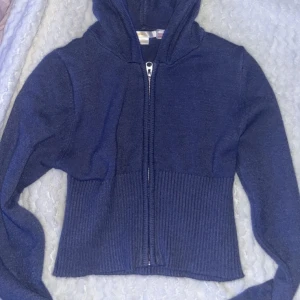 Mörkblå hoodie från Gina Tricot - Säljer en snygg mörkblå hoodie från Gina Tricot i storlek 158/164 💙