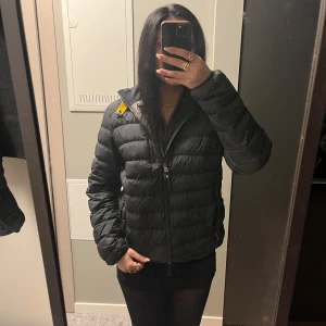 Svart dunjacka från Parajumpers - Säljer en svart dunjacka från Parajumpers i storlek M. Den är som ny och pris kan diskuteras. den har inga defekter 