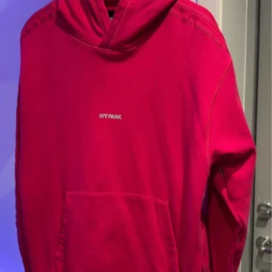 Rosa hoodie från Ivy Park - Säljer en snygg rosa hoodie med reflex detaljer från Ivy Park i samarbete med Adidas. Den har en klassisk känguruficka och ribbade muddar. Perfekt för en avslappnad stil. 💖 Limited Edition kollektion!