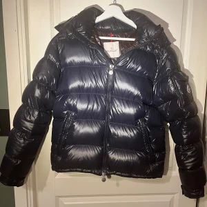 Svart pufferjacka från Moncler - Säljer mycket fet ÄKTA moncler Maya jacka till bra pris, är öppen för pris förslag och byten och går med på det mesta, skriv vid minsta intresse 