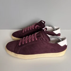 Saint Laurent skor  - Säljer ett par vinröda Saint Laurent skor i storlek 42, cond 8/10 smuts på sulan samt lite solblekta baktill men mockan i perfekt skick! Tillkommer inget OG!