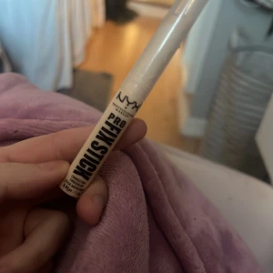 NYX Professional Makeup bb conceal stick - NYX Professional Makeup Pro Foundation Stick i nyansen 002 Fair. Perfekt för att jämna ut hudtonen och ge en naturlig finish. Enkel att applicera och smidig att ta med sig.