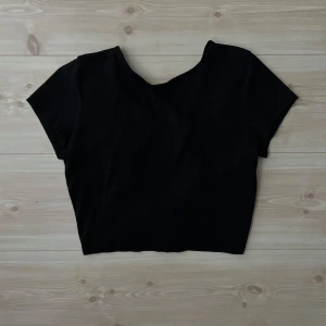 Svart t-shirt, öppen rygg  - Aldrig använt! 