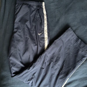 Nike byxor - Y2K byxor från Nike|| riktigt soft byxor|| baggy/straight fit storlek M|| skriv för mer info!