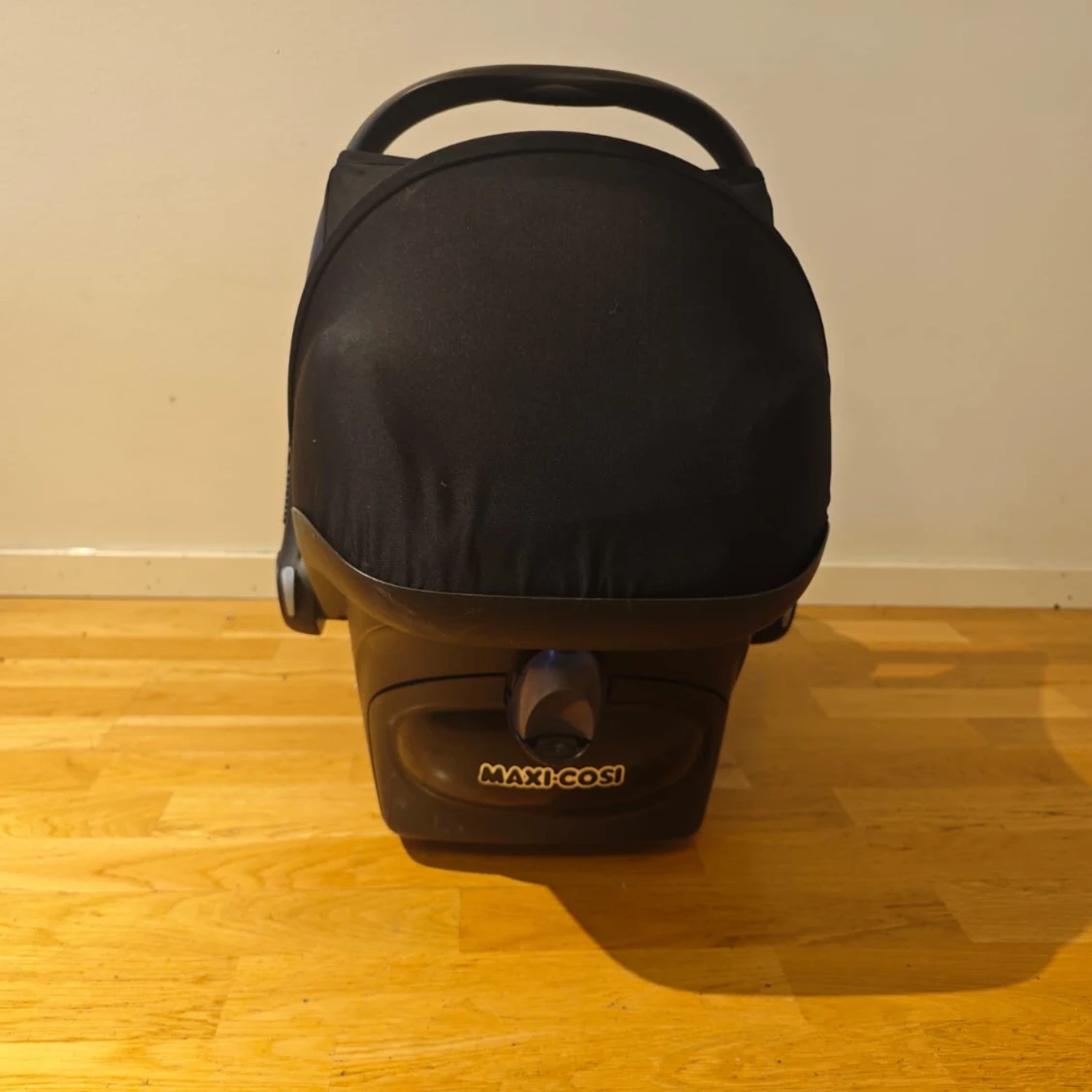 Svart babyskydd från Maxi-Cosi - 2