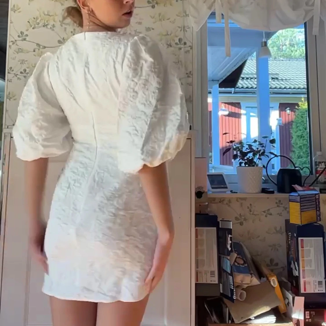 Vit kortklänning med puffärmar - 2