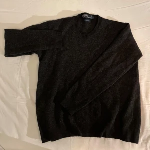Polo ralph lauren sweatshirt - Tja! Säljer denna sweatshirt från ralph lauren. Den är svart och storlek L vilket i detta fall morsvarar runt 175-185. Skicket är helt nytt och den har endast avänts ett fåtal gånger. Mitt pris är 500kr men kan såklart diskuteras. Vid minsta lilla fråga är det bara att höra av sig.