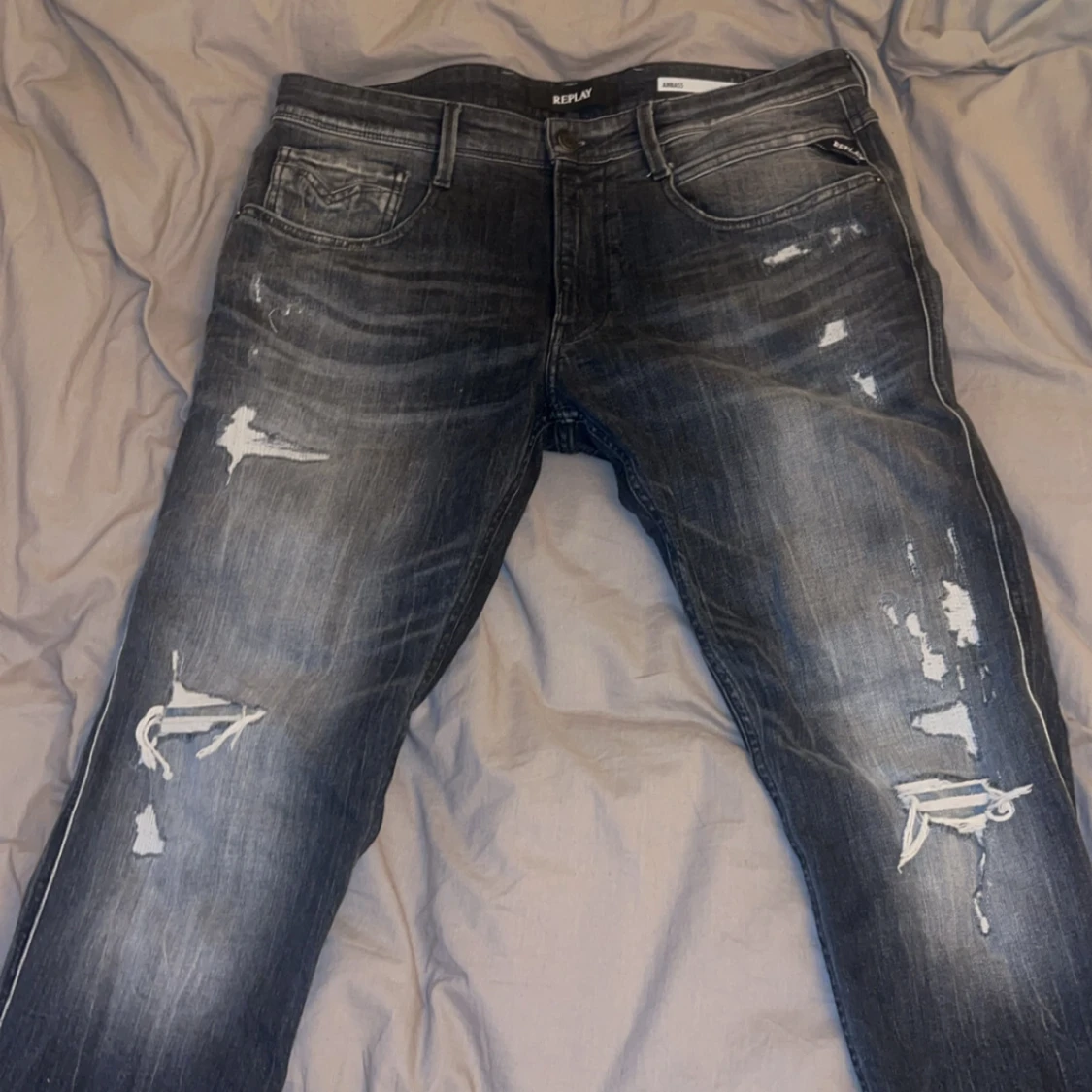 Grå jeans med slitningar från Replay