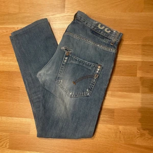 Dondup Jeans - Dondup Jeans i färgen ljusåblå med mindre slitningar. Jeansen har inga tydliga defekter. Storlek:32 nypris ca 3000kr, vårat pris endast 450kr✅Hör gärna av er vid eventuella funderingar eller frågor!