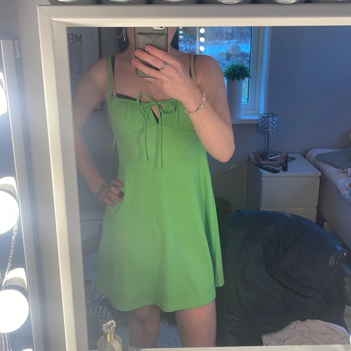 Grön klänning med knytband