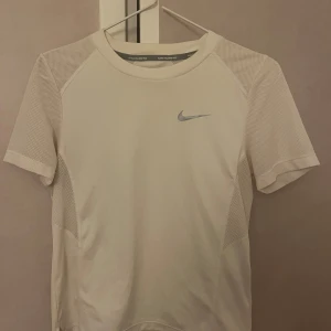 Tränings tshirt från nike - Vit träningstshirt från nike! Skön och snygg! I strlk xs