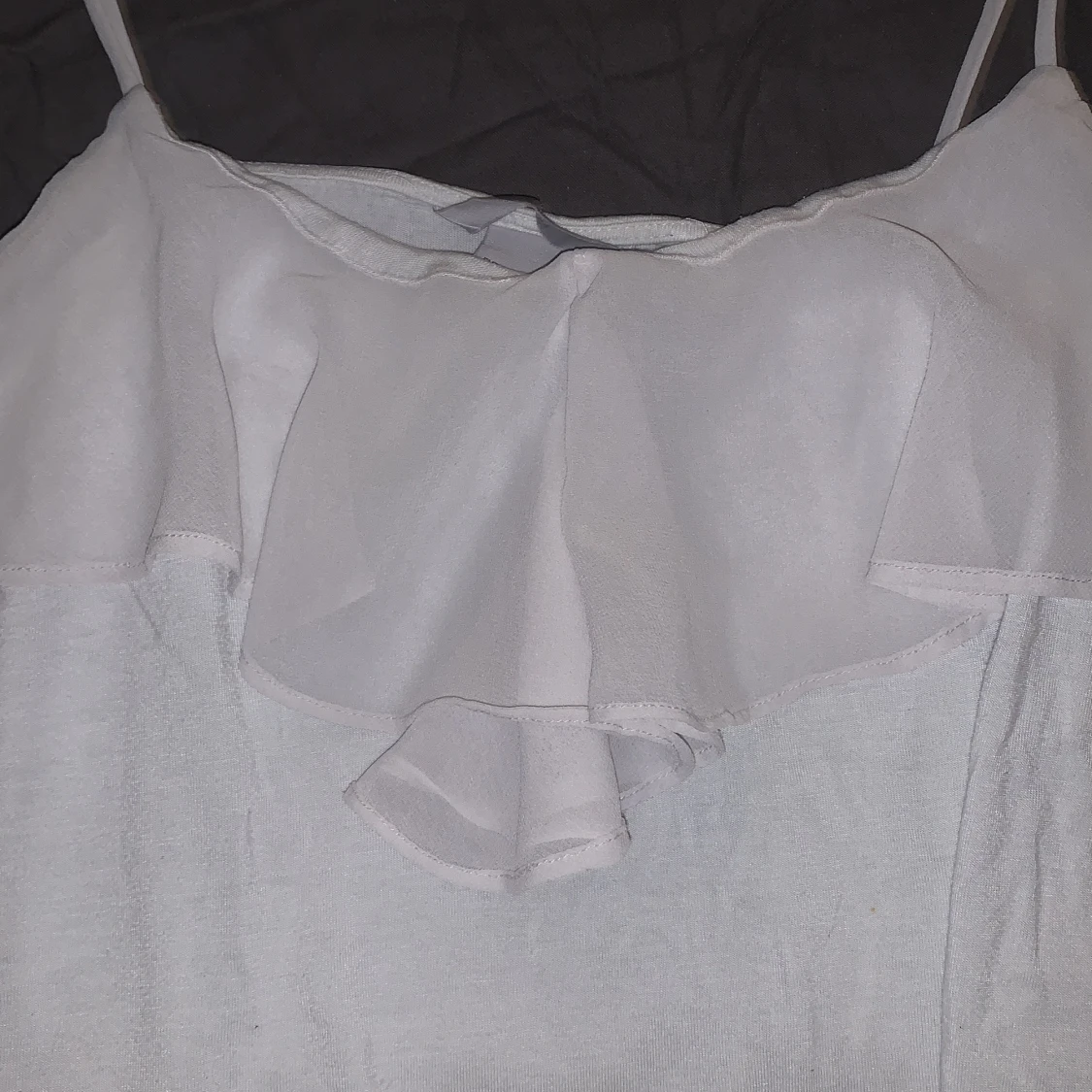 Vit linnetopp med volangdetalj - 3