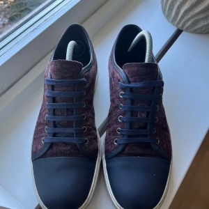 Lanvin captoe skor - Ett par fräscha lanvin skor i nyskick som säljes till ett bra pris. Vinröda med marinblå captoe. Strl 43