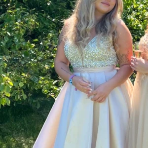 Champagnefärgad klänning med paljetter - Balklänning från dressroom Linné. Innan jag skickar kommer jag kemtvätta klänning.