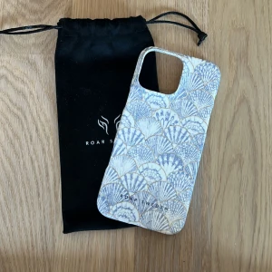 Mönstrat mobilskal från Roar Sweden - Snyggt mobilskal från Roar Sweden, helt nytt och har aldrig andvänt pga köpte fel storlek. Ny pris 299🥰