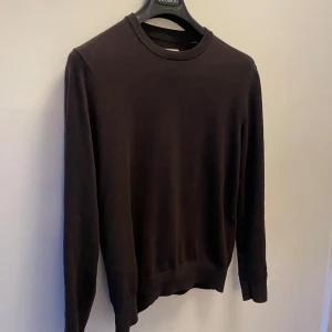 Brun tröja från These Glory Days - Säljer en stilren brun tröja från These Glory Days. Tröjan har en klassisk rund hals och långa ärmar, perfekt för en minimalistisk look. Passar bra till både jeans och chinos. Perfekt för höst och vinter.