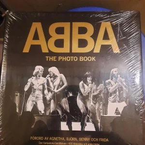 ABBA: The Photo Book - Helt ny!En omfattande fotobok om ABBA med över 600 klassiska och unika bilder. Förord av Agnetha, Björn, Benny och Frida. Perfekt för fans av den ikoniska popgruppen.