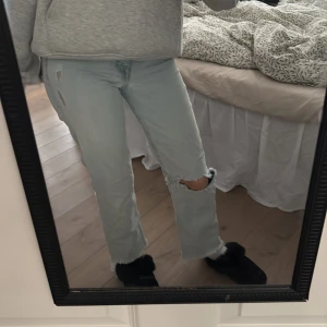 Jeans - Fina jeans men hål i ena knäet. Jeansen går ungefär upp till naveln. Bra skick! Undrar du något är det bara att kontakta mig !!💘