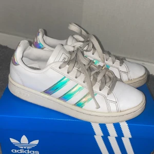 Adidas-skor i storlek 36  - Vita Adidas skor med pärlemo-multicolour, storlek 36. (Kartongen ingår ej, bara för bilden)