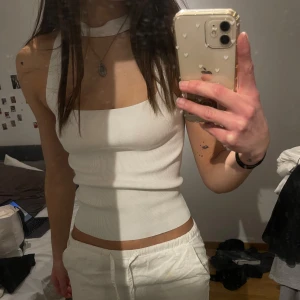 Vit ribbad linnetopp -  Vit tight ribbad topp, från zara❤️