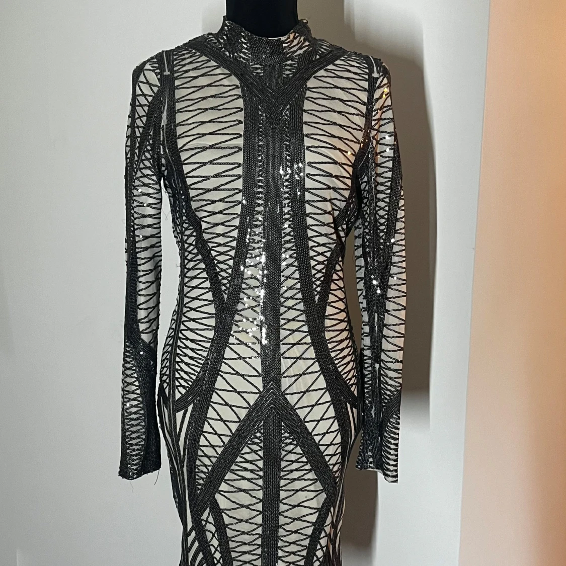 Svart och vit glittrig klänning