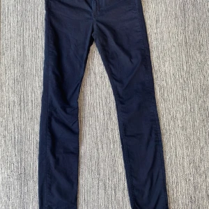 Mörkblå stretchjeans från Filippa K - Snygga mörkblå stretchjeans från Filippa K i en slim passform. Tillverkade av en bomullsblandning med polyester och elastan för extra komfort och rörelsefrihet. Perfekta för en stilren look. Nya mörkblå jeans i strl M från Filippa K, modell Patti Stretch.  Ny, aldrig använda.  Mått Midjan: ca 39 cm Längd från grenen och ner: ca 81 cm  65% bomull, 31% polyester och 4% elastan  Kommer från ett djur och rökfritt hem.