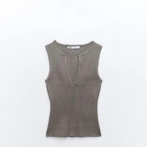 Beige/grå ribbad linnetopp från Zara - Snygg beige/grå ribbad linnetopp från Zara med knäppning 