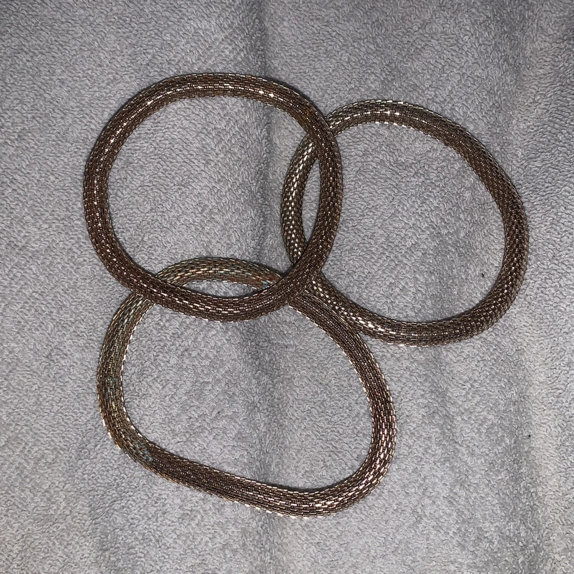 Guldiga armband i nätmönster