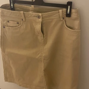 Beige kjol med fickor - Snygg beig/ créme färgad kjol 